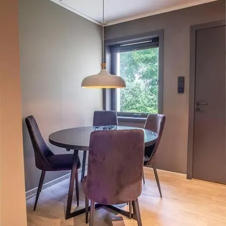 Near Brosundet, Newly Refurnished, Free Street Parking *