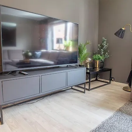 Near Brosundet, Newly Refurnished, Free Street Parking *