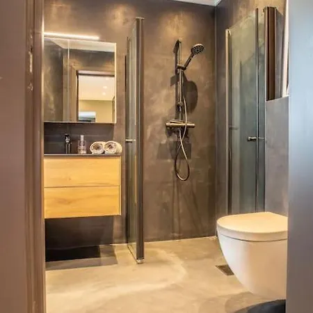 Apartment Near Brosundet, Newly Refurnished, Free Street Parking