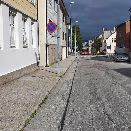 Apartment Near Brosundet, Newly Refurnished, Free Street Parking