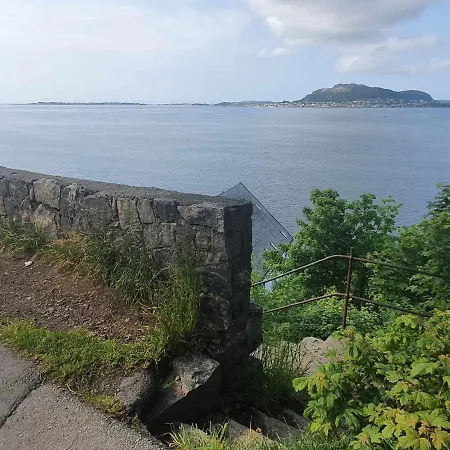 Apartment Near Brosundet, Newly Refurnished, Free Street Parking Alesund