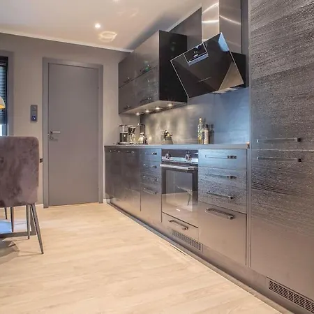 Near Brosundet, Newly Refurnished, Free Street Parking *