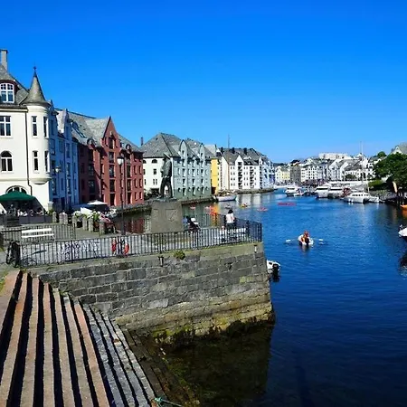 Near Brosundet, Newly Refurnished, Free Street Parking