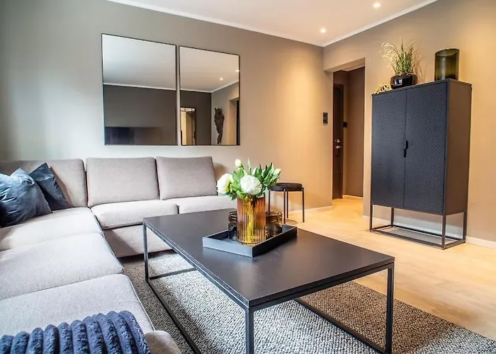 Near Brosundet, Newly Refurnished, Free Street Parking Олесунн